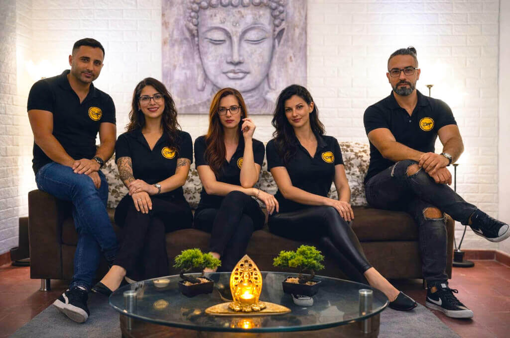 Equipo de terapeutas en un sillón